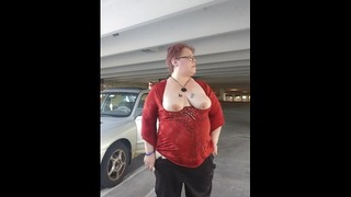 BBW MILF chytil masturbuje ve veřejné parkovací garáži stojící orgasmus