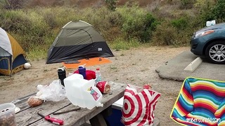 Camping przyłapany na jedzeniu twardych przyjaciół