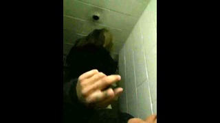 Човек шпионира шибан в обществени тоалетни