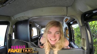 Kvinna Fake Taxi Föraren slickar brittisk tonårspussy