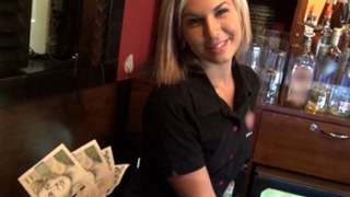 Блондинка бармен займається сексом за гроші в туалеті