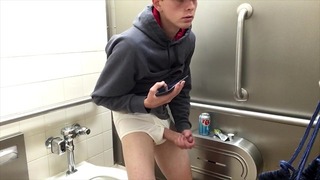 Beau jeune homme surpris en train de se masturber dans les toilettes publiques