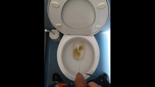 Sperme dans les toilettes publiques