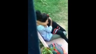 インドのカップルが公園でセックスをしているのを見つけた