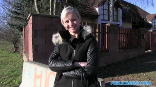 Public Agent Pieprzy krótkowłosą Czeską blondynkę w samochodzie