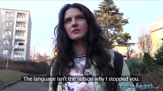 Seksowna włoska nastolatka pozuje dla Public Agent i pieprzy się za pieniądze