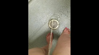 Gyors pisilés zuhany alatt az edzőteremben