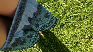 Pipi de vară în picioare, afară, în iarbă