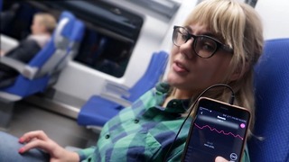 Zdalne sterowanie moim orgazmem w pociągu / publicznym orgazmie żeńskim
