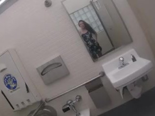 Finginging Pussy στη δημόσια τουαλέτα