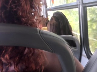 Branlette publique amateur réelle risquée en bus !!! Personnes assises à proximité…