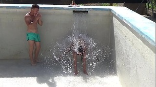 Dos Hermanos Se Ponen A Jugar En Pelotas Con El Agua Que Llena Su Piscina En Valensiya