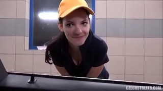 Public Agent Baiser une brune dans un lave-auto
