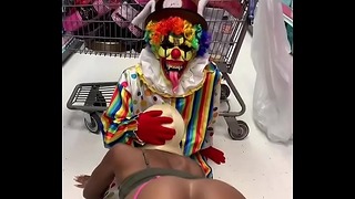 Clown tar penis suge i fest sentrum