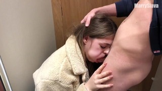 Facefuck Oral Sex In The Fitting Place. Avalé son sperme