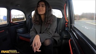 Fake Taxi Hottie asiática recibe sus medias rasgadas + Vagina follada por un taxista italiano