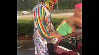 Clown laid baise ébène Milf Dans le parking