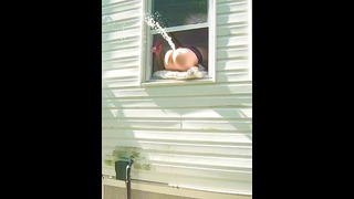 ¡El orgasmo caliente del consolador se corre por la ventana cuando los vecinos están afuera!