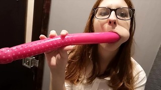 Femeie drăguță își găsește fundul cu vibrator în toaletă în aer liber Evie Davis
