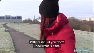 Public Agent Jessica Red recebe dinheiro por sexo em uma van