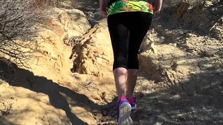 Escursionista adolescente si arrampica un brutto Gallo