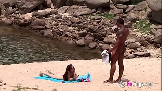 Massive Cocked Black Dude Picking Up On The Nudist Beach. To takie proste, gdy jesteś uzbrojony w takiego garłacza.