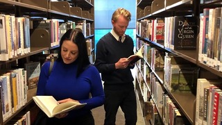 Angela White En ik studeer in stilte in een bibliotheek