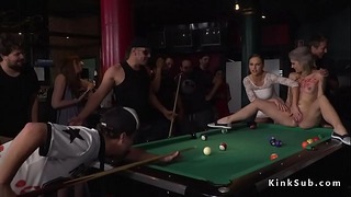 Sexy blondýnka potrestána v klubu s venkovním bazénem