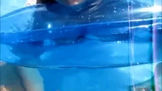 Moeder sluipt stiefzoon onderwater aftrekbeurt sperma onderwater zwemmen in het openbaar