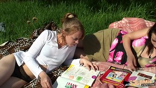 Deux Copines Lesbiennes Surprise Par Des Queutards