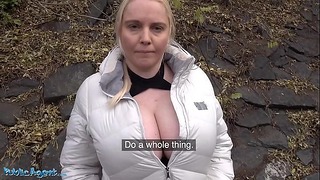 Blondine mit riesigen Titten wird von gefickt Public Agent