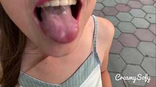 Überraschung von meiner frechen Freundin - Minirock & gewagter öffentlicher Blowjob - Creamysofy 6 Min