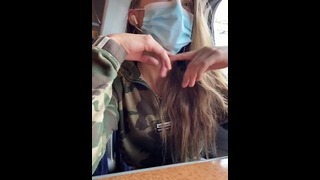 Adolescente se folla a sí misma en el tren