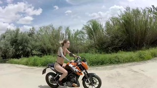 Najlepsze miganie na zewnątrz, seks, seks oralny z połykaniem wytrysku, nago na motocyklu