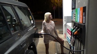 Блондинка в прозрачна рокля пълни микробуса на бензиностанцията