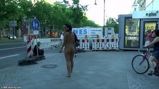 Wild Babe Nicole nackt auf öffentlichen Straßen