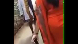 Klaarkomen op wandelen Desi Bhabhi's kont in het openbaar