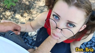 Dragă școlară cu ochelari dă oral și sex la drumul în vârstă pentru a obține o mulțime de spermă pe Fa