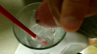 Trinken von Sperma, das in einem Sexshop angeschaut wird!