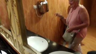 Babcia zaskoczona niepowstrzymanym wytryskiem w miejscu publicznym! Pornhub