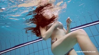 Sexy nackte Mädchen unter Wasser im Pool