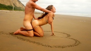 Seksowna nastoletnia dziewczyna zadziwia swojego chłopaka swoją mokrą cipką na plaży na świeżym powietrzu! – Miłośnicy podróży