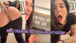 Joanna Angel alattomos anális maszturbálás a szalon fürdőszobájában