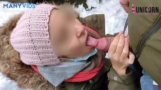 Lana genießen Schwanz mit Schnee zu saugen | Öffentlicher Blowjob | Sperma-Spaziergang