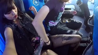 Latynoska laska masturbuje się i robi loda na zewnątrz autobusu