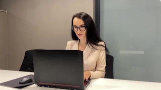 Geile assistent masturbeert onder het bureau in het echte kantoor