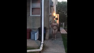 Naked Outdoor Fun în timp ce vecinii petreceau