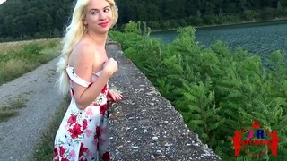 Naughty Blondie Babe dělá riskantní orální sex ve veřejném domě