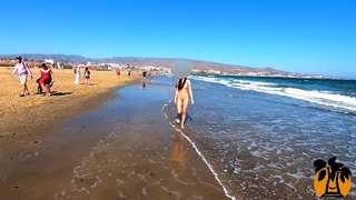 Publieke naaktheid loopt naakt op het strand Amateur Miaamahl