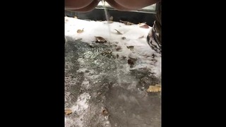 Public Pissing i snøen
